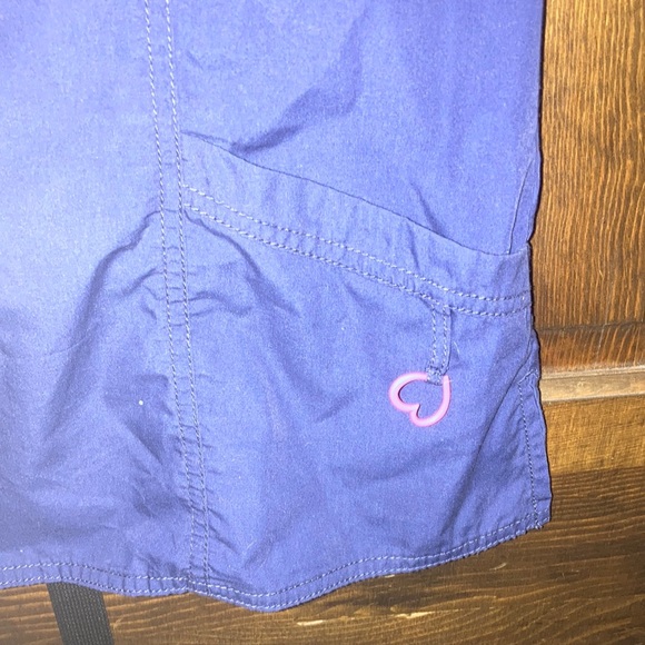 Peaches Uniforms Navy Blue V-Neck Scrub Top - Picture 5 of 9